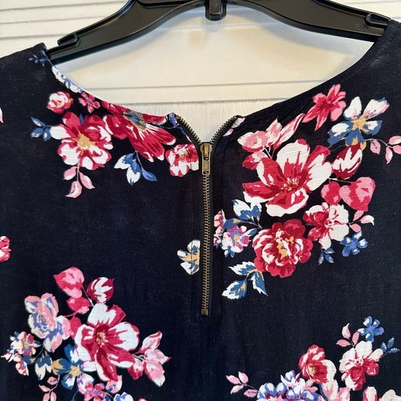 Black Floral Top with Zipper - Size XS - Picture 3 of 3